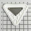 Venta Directa de Fábrica Etiqueta Triangular de Cuero Fondo de Pegamento de Cuero PU Pintura Metálica Etiqueta Blanca y Negra Etiqueta Decorativa para Caja de Ropa
