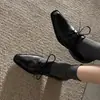 Zapatos Oxford de cuero de alta calidad, colección otoño 2026, con tacón medio grueso, punta cuadrada y un diseño de corte profundo, perfectos para ir al trabajo