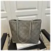 Bolsa Tote para o Trabalho 2025 Novo Estilo de Verão Ins Versão Coreana Moda Flor Relevada Bolsa de Ombro sob o Braço para Mulheres