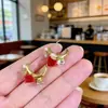 Brincos de Tarraxa de Ouro Real Galvanizado de Alta Qualidade com Cristal Vermelho em Forma de Cubo de Açúcar, Pérola Sintética e Zircônia, Brincos Curvos em Forma de C Doces e Delicados