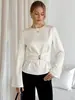 Camisa a rayas de cuello redondo estilo europeo y americano con ajuste de cintura de hebilla metálica, mangas largas acampanadas, adecuada para ir al trabajo y al lugar de trabajo, estiliza y es versátil