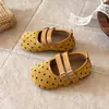 Zapatos de cuero para niñas 2026 otoño nuevo zapatos Birkenstock, zapatos de vestir versátiles de moda, zapatos de lunares, zapatos para exteriores para niñas