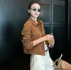 26 Jaqueta de trabalho curta de camurça estilo retro old money de outono com lapela e bolsos de patch, uma peça de outer wear versátil e estilosa 35136