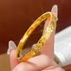 Joyería al por mayor con un diseño similar al del Color Arena Dorada de la Tienda de Oro Pulsera Deslumbrante de Tres Caras Hielo Triturado con Anillo Cerrado Liso de Oro Triturado