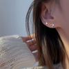 Pendientes pequeños asimétricos con diseño de estrella de cuatro puntas, sencillos y a la moda, con un toque de estrella y un toque de estilo.