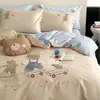 Juego de cuatro piezas de algodón de fibra larga de Xinjiang de alta gama, 100% algodón, alto número de hilos, alta densidad, juego de ropa de cama con sábana y funda de edredón bordadas con dibujos animados en toalla