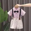 Traje Curto de Verão para Meninos Pequenos e Médios Novo Estilo Meninos e Bebês Alça com Gravata Borboleta Vertical Traje de Duas Peças com Manga Curta Fashion