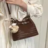 Essenciais de Escritório Super Quentes Bolsa Pequena de Mão Feminina 2026 Nova de Verão High-End para o Trabalho Ombro Único Transversal Bolsa Saco