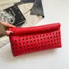 Bolso de mano tejido de nicho moderno y a la moda para mujer, nuevo modelo 2026, bolso de mano ligero para fiestas, bolso tipo sobre de alta gama para salidas