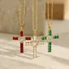 Collar de Zirconia Esmeralda Estilo Francés Nuevo Llegada con Corazón Hueco y Diseño de Cruz Collar Versátil para Mujer