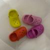 Librito Rojo mini lindos mini zapatos con agujeros accesorios DIY color caramelo zapatos pequeños llaveros de pareja adornos