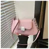 Bolso de axila vintage estilo coreano de cuero encerado al aceite para mujer, nuevo modelo 2026, bolso baguette con cadena y hebilla cuadrada de metal, bolso versátil para el día a día para mujer
