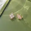 Moda Vintage Brati Aretes de Fritillaria Blanca Natural Hierba de Cuatro Hojas Hebilla de Oreja de Cruz para Mujer Accesorios Estilo Buchia