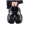 Sapatos de couro estilo britânico de sola grossa preta femininos 2025 primavera e outono novos mocassins retrô Mary Jane slip-on sapatos de camada única