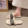 Pantuflas Esponjosas para Mujer Ropa de Exterior 2026 Moda Otoño/Invierno Versátil Estilo de Hada Suela Suave Uso en Casa Letra Una Tira Pantuflas de Algodón