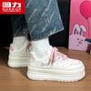 Zapatos Blancos Warrior Wxy-M673Y 2025 Nuevos Suela Gruesa Aumentadores de Altura Otoño Populares Versátiles Zapatos para Mujer para Estudiantes (Magia)
