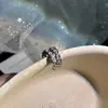 Brinco de Clipe para Orelha Cobra com Diamante Quadrado de Luxo Leve para Mulheres Sem Piercing Design de Nicho Moderno Versátil para o Dia a Dia Brinco de Zircônia