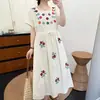 Vestido de Verão 2026 Estilo Japonês Bordado Floral Cintura Marcada Algodão Linho Solto Emagrecedor Comprimento Médio Vestido Evasê