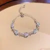 Pulsera Incrustada con Diamantes de Cristal Azul Exquisita Luz de Lujo Sensación de Alta Gama Pulsera Temperamento Moda Versátil Nicho Sentido del Diseño Joyería de Mano