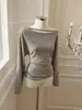 Camiseta de rayas de manga larga de un solo hombro estilo coreano para mujer, estilo commuter de otoño, corte holgado, adelgazante, top versátil para usar debajo