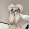 Sapatos Femininos Chanel-Style Bico Fino com Pérolas e Solado Plano 2025 Nova Coleção Primavera Versáteis Slip-On Sapatos de Vovó