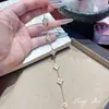 Pulseira vintage estilo francês de mini flor de quatro folhas e cinco flores, acessório floral versátil de luxo leve de alta qualidade