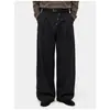 Calça preta minimalista e sofisticada de corte reto e curvo, com carcela diagonal de botões frontais, estilo casual de perna larga solta de nicho