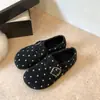 Zapatos planos cálidos de invierno y otoño para mujer estilo Birkenstock, de lana con lunares retro, forro de felpa, con hebilla metálica, punta redonda, suela plana, pantuflas casuales de algodón