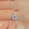 Collar con colgante de botella de perfume aguamarina para mujer, diseño de lujo ligero, sensación nicho de alta gama, cadena de clavícula con circonita, regalo al por mayor