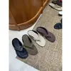 Sandalias de tanga retro Chuyuji de nicho con remaches para mujer, nuevo estilo de verano 2026 para vacaciones, sandalias versátiles de suela gruesa