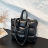 Bolsa Grande de Penas Feminina Moda Transfronteiriça Casaco Acolchoado de Algodão Bolsa de Mão Sensação de Alta Qualidade Algodão Bolsa de Ombro Axilar Bolsa Tote