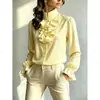 Camisa vintage con cuello alto fruncido, tela texturizada plisada, exquisita tapeta de botones, mangas largas holgadas
