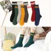 Otoño e invierno Nuevos calcetines de algodón para mujer con dos rayas estilo universitario japonés calcetines de doble aguja fabricantes al por mayor