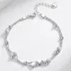 Pulsera en capas de cadena de clip con colgante de cruz minimalista transfronteriza europea y americana, una pulsera de estilo de lujo moderno y discreto para mujer