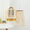 Traje Casual de Primavera para Niñas 2026 Nuevo Conjunto de Tres Piezas con Sudadera con Capucha de Dibujos Animados, Chaleco y Pantalones Cargo de Pierna Ancha