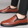 Sapatos Masculinos de Couro 2026 Outono Novo Estilo Solado Macio Slip-On Sapatos de Trabalho Masculinos Pretos Bico Redondo Casuais Sapatos de Pai Meia-Idade