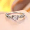 Anillo Rongxing de Cruzamiento Transfronterizo con Piedra Principal en Forma de Corazón, Seis Garras, Ramas Retorcidas y Piedras Laterales Incrustadas, Banda Delgada Anillo de Compromiso para Mujer
