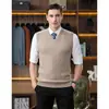 Colete suéter de malha masculino de inverno, forrado com fleece, grosso, gola V, cor sólida casual, camada interna térmica para homens de meia-idade