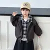 Jaqueta de Couro Cool para Menino Primavera Outono 2026 Nova Estilosa Roupas de Outono para Bebê Top Falso de Duas Peças Jaqueta Infantil Tendência