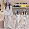 Conjunto de Sudadera con Cuello Alto y Pantalones de Pierna Ancha para Niñas Otoño 2026 Nuevo Estilo Niños Medianos y Grandes Niñas Ropa de Primavera y Otoño Conjunto de Dos Piezas
