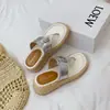 Novidade Verão 2026 Estilo Novo Aumenta Altura 5.5cm~ Solado Grosso Fivela com Franja Chinelos para Mulheres, Versátil para Uso ao Ar Livre