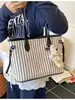 Moda Verano 2025 Moda Estilo Coreano Bolso Rayado Nuevo Bolso de Hombro Simple Popular Bolso Tote para Mujer