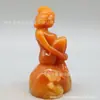 Ventas directas de fábrica imitación piedra Shoushan exquisita antigua antigua talla en piedra pierna de belleza sosteniendo columpio pequeño tallado adornos de piedra raros