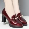 Zapatos de boca profunda de una sola capa para mujer 2023 nuevos zapatos de tacón alto puntiagudos para primavera y otoño para mujeres de mediana edad zapatos de cuero rojos de tacón medio para la suegra feliz