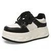 Sapatos brancos de sola grossa para mulheres 2026 outono novos sapatos casuais sapatos plataforma com salto oculto sapatos versáteis para mulheres em estoque