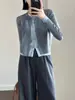Elegante cárdigan de punto de lana merino con tapeta de doble capa de color contrastante y diseño de chaqueta doble falsa