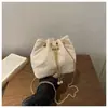 Bolso pequeño de leopardo de celebridad de internet para mujer 2026 popular nuevo estilo diseño de nicho bolso cruzado con cadena bolso tipo cubo mini con cordón