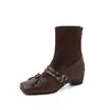 Estilo doce e cool, botas Mary Jane com laço cravejado e salto escondido, design slim-fit, salto médio 2026, bico quadrado, botinhas de camurça em patchwork para mulheres