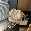 2026 Nova Moda Estilo Coreano Design de Nicho Bolsa de Mão Versátil Bolsa Saco Acolchoada com Diamantes Corrente Elegante Transversal Bolsa Feminina