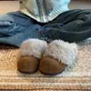 Versão de Pelo Macio~Chinelos Peludos de Bico Fechado para Mulheres, Novos Sapatos Slip-On Estilo Inverno com Lã Adicionada para Aquecimento, Sapatos de Algodão Estilo Birkenstock
